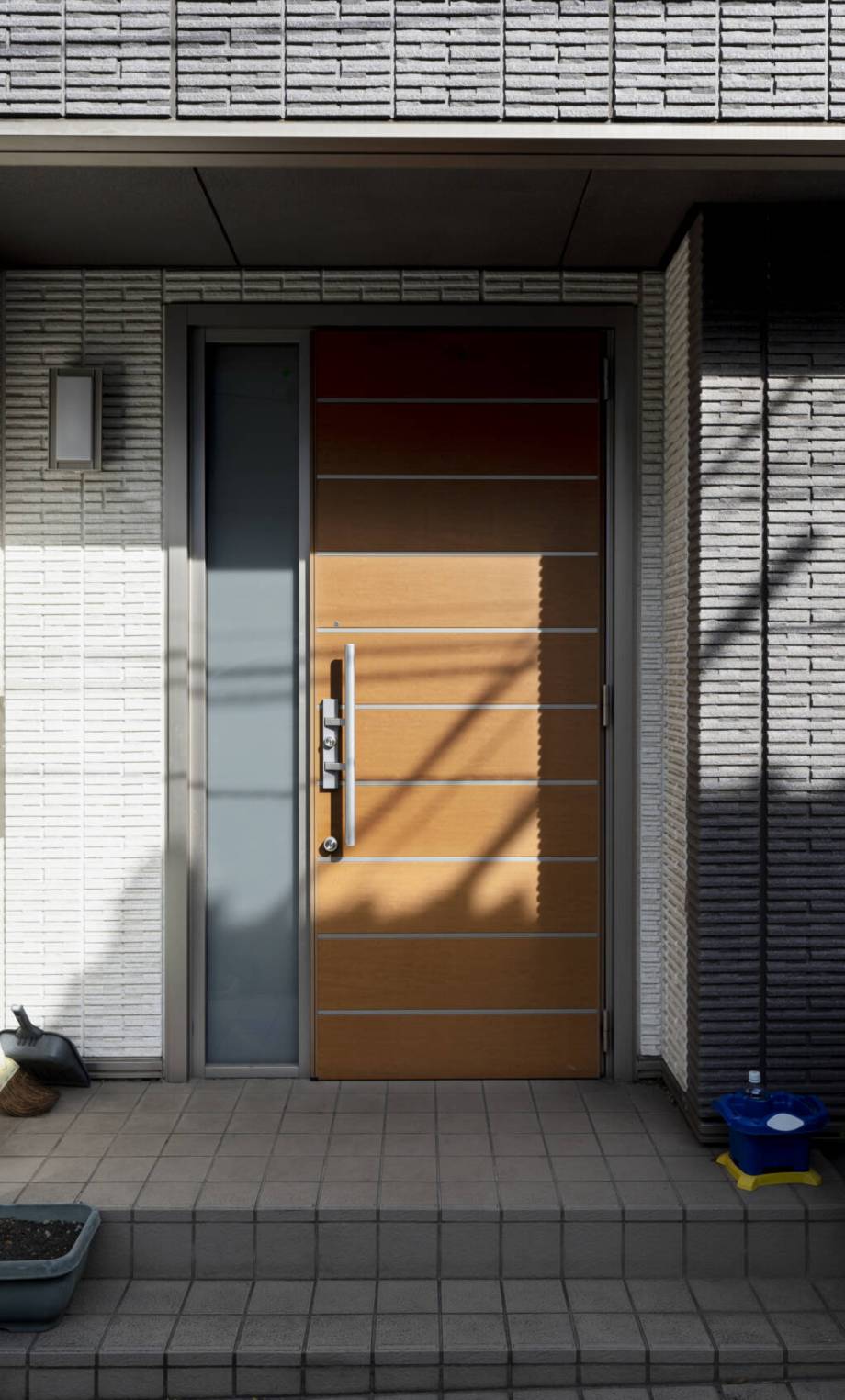 minimalist-house-entrance-japan